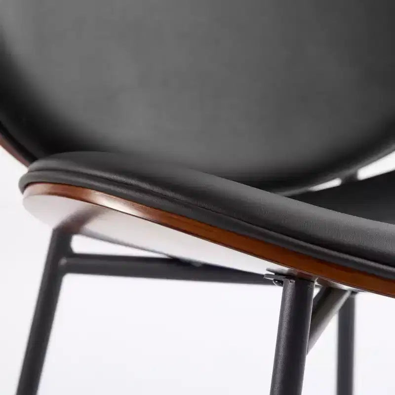 Chaise Coque Mid-Century Moderne - Piètement Tripode, Cuir Noir, Finition Noyer, Dossier Confortable