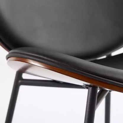 Chaise Coque Mid-Century Moderne - Piètement Tripode, Cuir Noir, Finition Noyer, Dossier Confortable