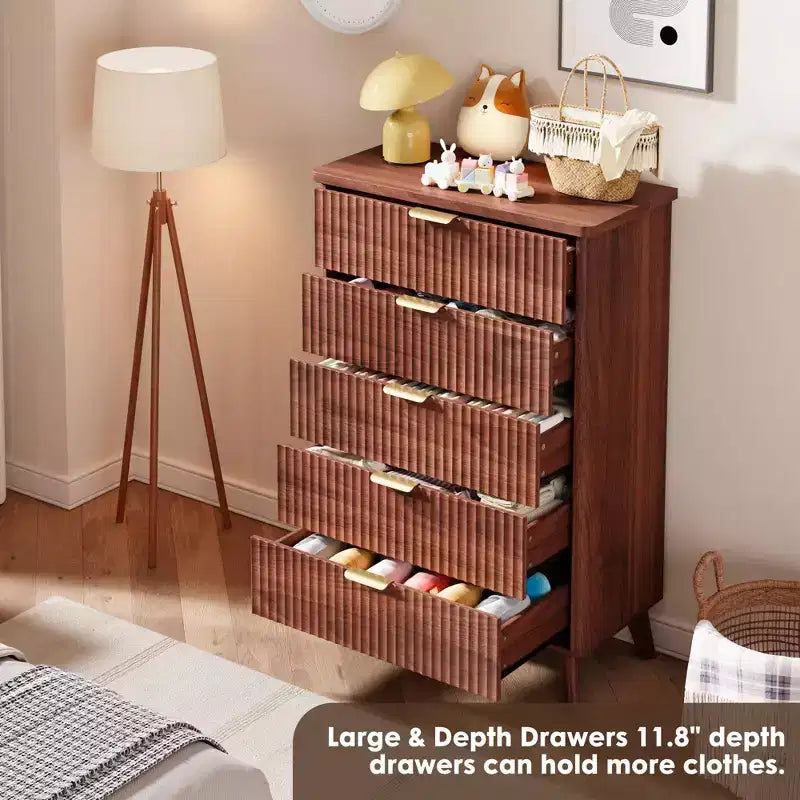 Commode 5 tiroirs pour chambre à coucher, commode haute de 120 cm avec profil incurvé, tiroirs en bois cannelé avec poignée dorée, commode moderne