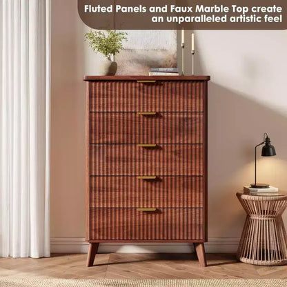 Commode 5 tiroirs pour chambre à coucher, commode haute de 120 cm avec profil incurvé, tiroirs en bois cannelé avec poignée dorée, commode moderne