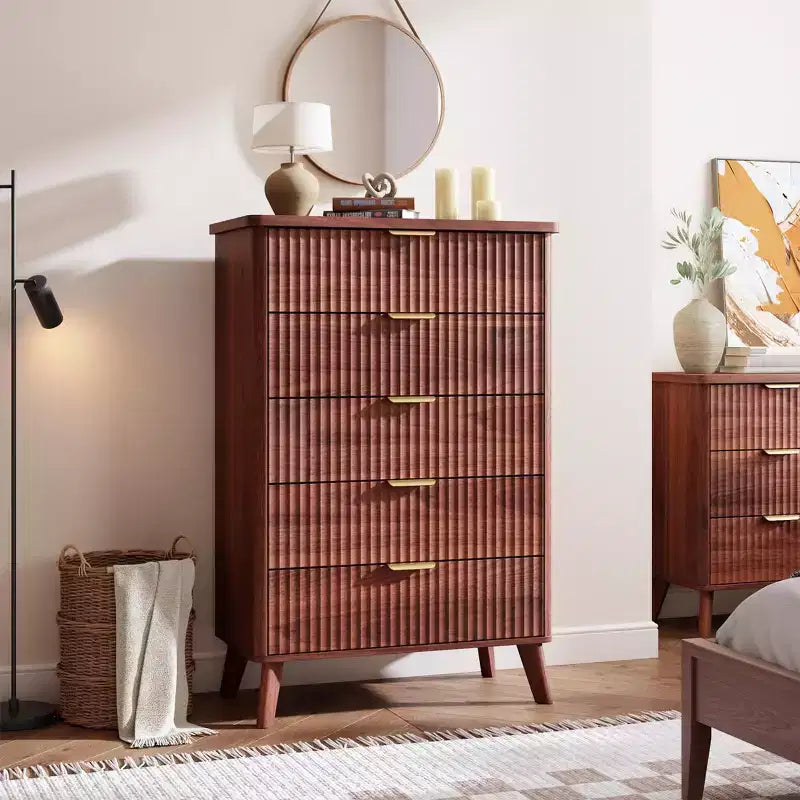 Commode 5 tiroirs pour chambre à coucher, commode haute de 120 cm avec profil incurvé, tiroirs en bois cannelé avec poignée dorée, commode moderne