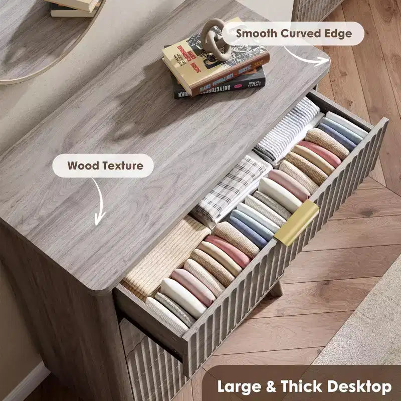 Commode 5 tiroirs pour chambre à coucher, commode haute de 120 cm avec profil incurvé, tiroirs en bois cannelé avec poignée dorée, commode moderne