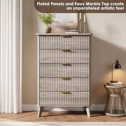 Commode 5 tiroirs pour chambre à coucher, commode haute de 120 cm avec profil incurvé, tiroirs en bois cannelé avec poignée dorée, commode moderne