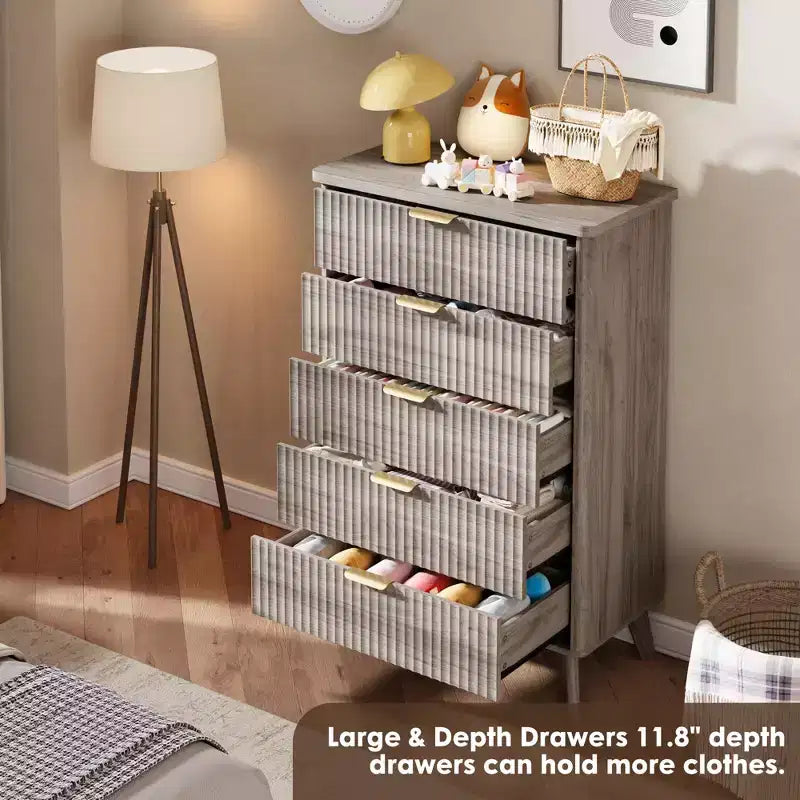 Commode 5 tiroirs pour chambre à coucher, commode haute de 120 cm avec profil incurvé, tiroirs en bois cannelé avec poignée dorée, commode moderne