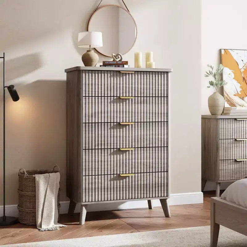 Commode 5 tiroirs pour chambre à coucher, commode haute de 120 cm avec profil incurvé, tiroirs en bois cannelé avec poignée dorée, commode moderne