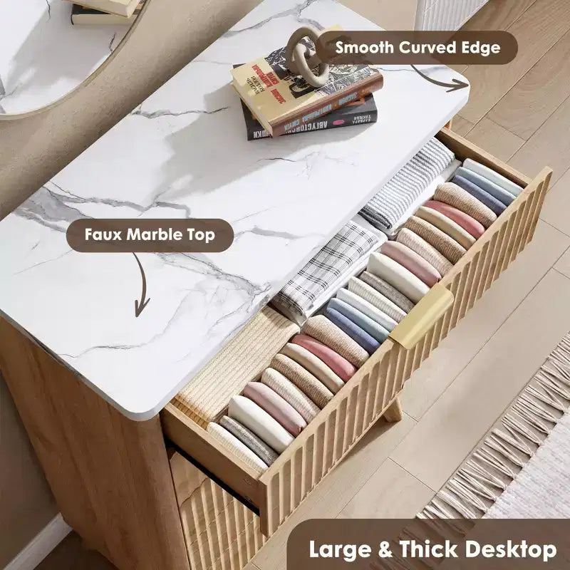 Commode 5 tiroirs pour chambre à coucher, commode haute de 120 cm avec profil incurvé, tiroirs en bois cannelé avec poignée dorée, commode moderne