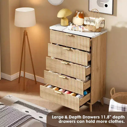 Commode 5 tiroirs pour chambre à coucher, commode haute de 120 cm avec profil incurvé, tiroirs en bois cannelé avec poignée dorée, commode moderne