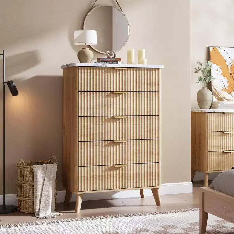 Commode 5 tiroirs pour chambre à coucher, commode haute de 120 cm avec profil incurvé, tiroirs en bois cannelé avec poignée dorée, commode moderne