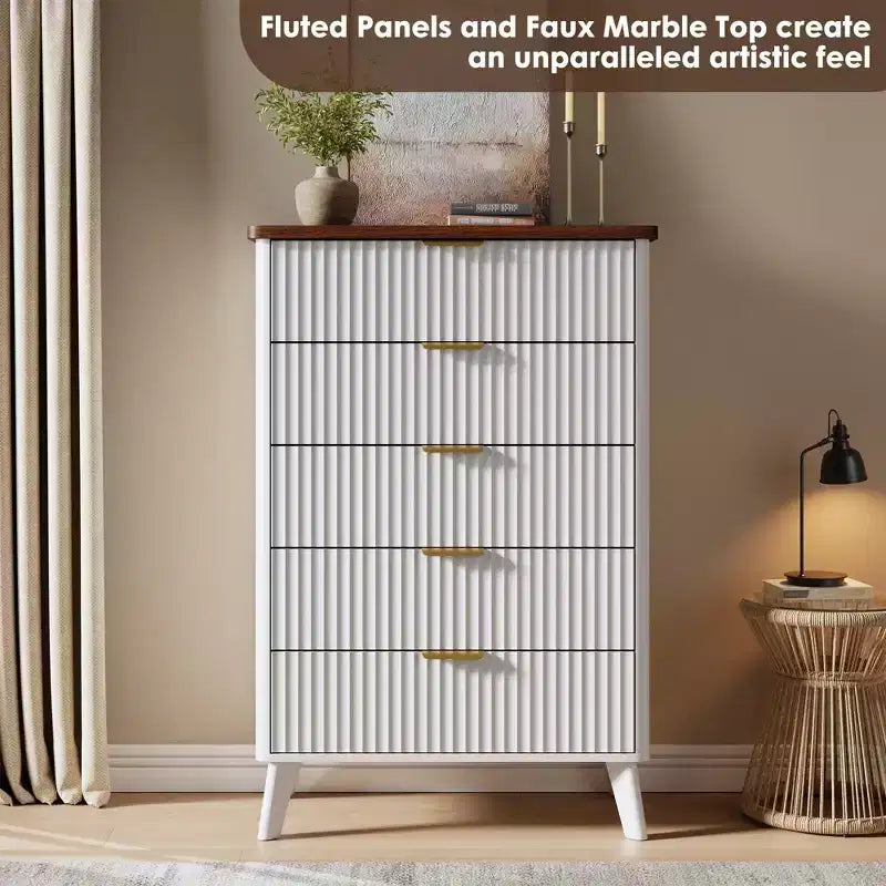 Commode 5 tiroirs pour chambre à coucher, commode haute de 120 cm avec profil incurvé, tiroirs en bois cannelé avec poignée dorée, commode moderne