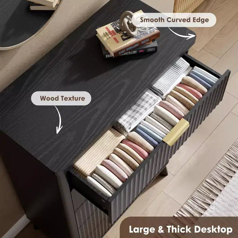 Commode 5 tiroirs pour chambre à coucher, commode haute de 120 cm avec profil incurvé, tiroirs en bois cannelé avec poignée dorée, commode moderne