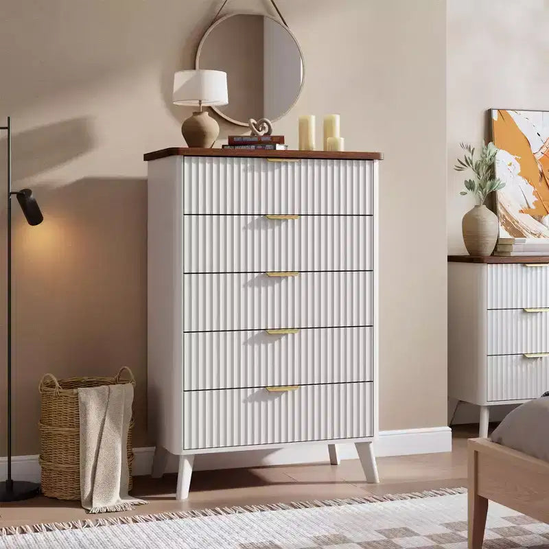 Commode 5 tiroirs pour chambre à coucher, commode haute de 120 cm avec profil incurvé, tiroirs en bois cannelé avec poignée dorée, commode moderne
