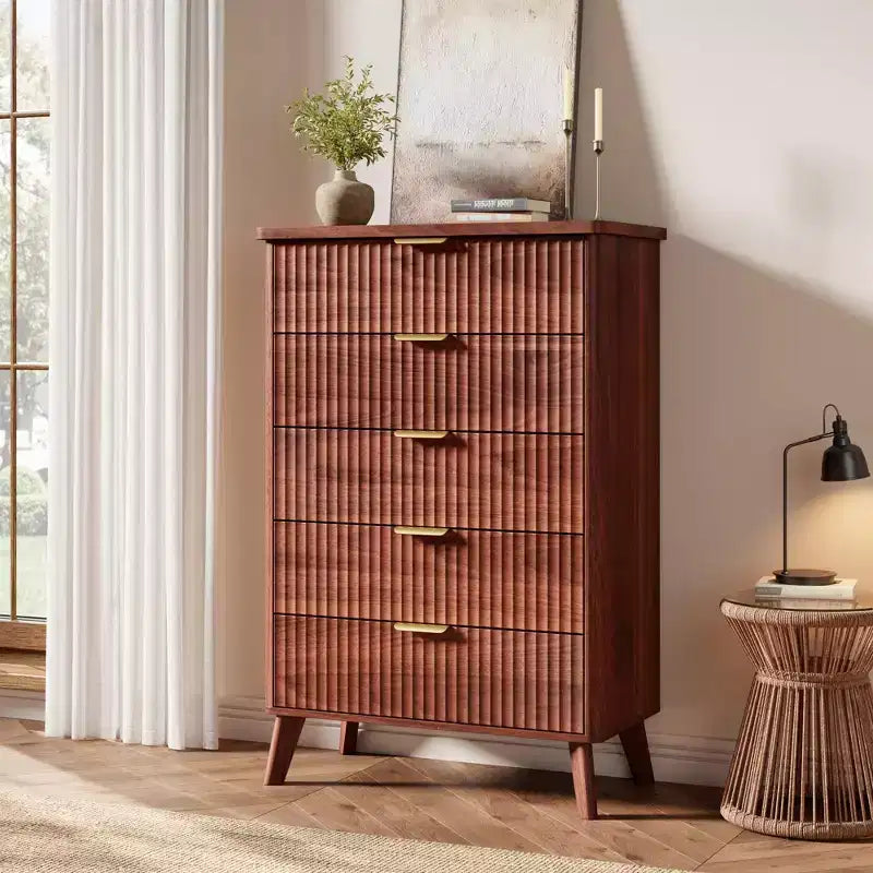 Commode 5 tiroirs pour chambre à coucher, commode haute de 120 cm avec profil incurvé, tiroirs en bois cannelé avec poignée dorée, commode moderne