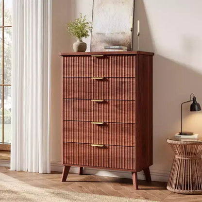 Commode 5 tiroirs pour chambre à coucher, commode haute de 120 cm avec profil incurvé, tiroirs en bois cannelé avec poignée dorée, commode moderne