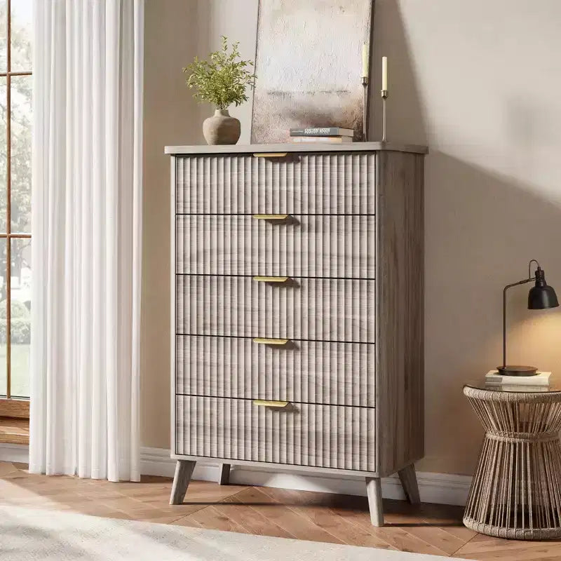 Commode 5 tiroirs pour chambre à coucher, commode haute de 120 cm avec profil incurvé, tiroirs en bois cannelé avec poignée dorée, commode moderne