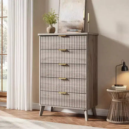 Commode 5 tiroirs pour chambre à coucher, commode haute de 120 cm avec profil incurvé, tiroirs en bois cannelé avec poignée dorée, commode moderne