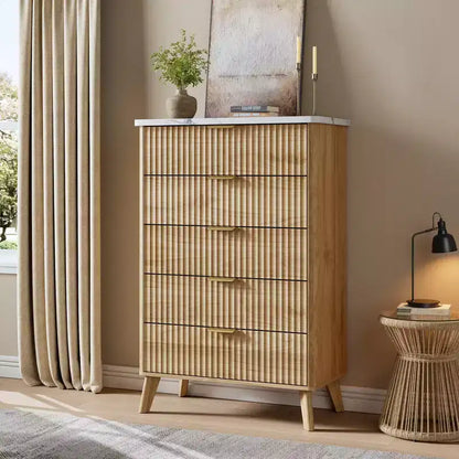 Commode 5 tiroirs pour chambre à coucher, commode haute de 120 cm avec profil incurvé, tiroirs en bois cannelé avec poignée dorée, commode moderne