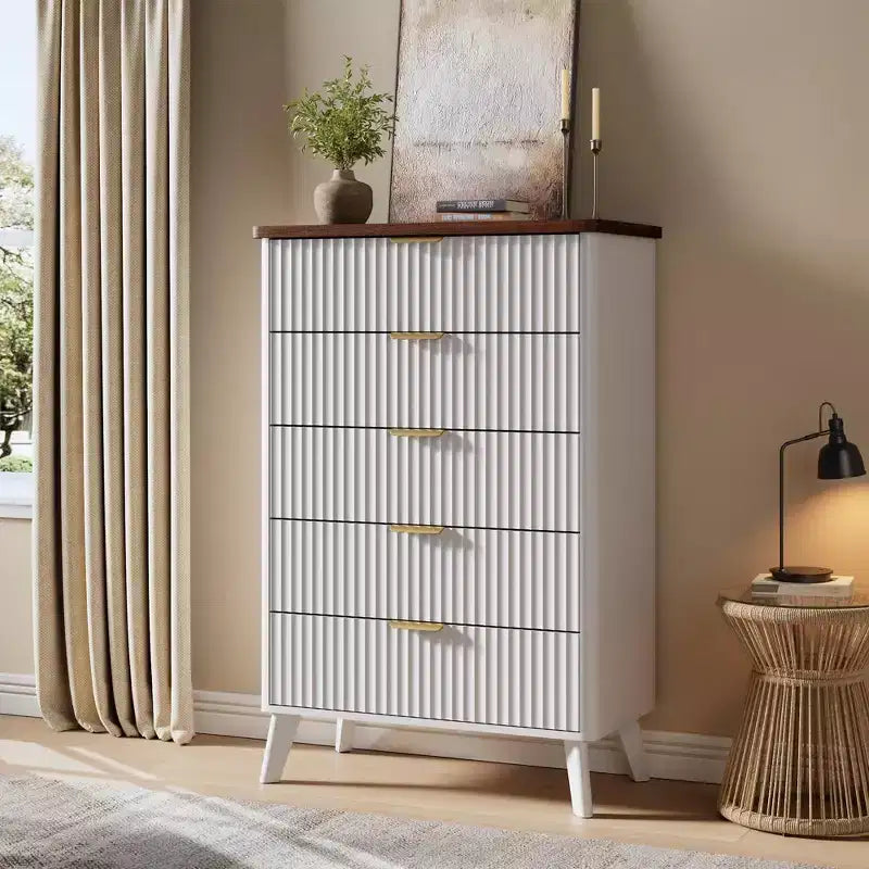 Commode 5 tiroirs pour chambre à coucher, commode haute de 120 cm avec profil incurvé, tiroirs en bois cannelé avec poignée dorée, commode moderne
