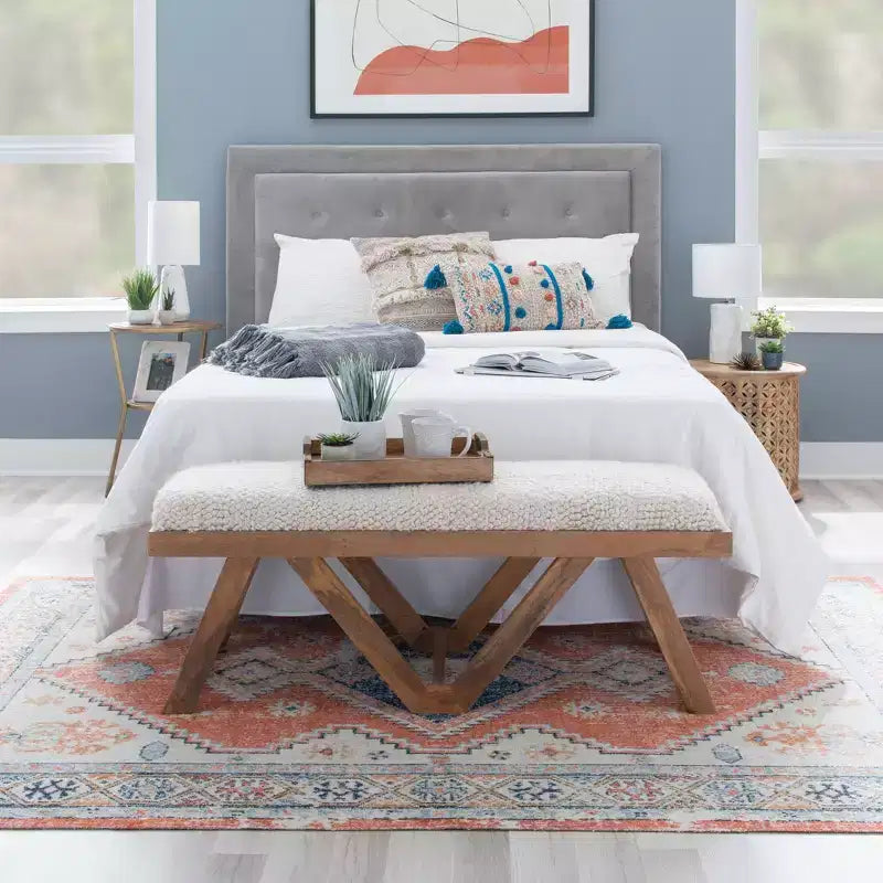 Banc bohème en manguier massif avec assise en tissu texturé crème, pieds marron