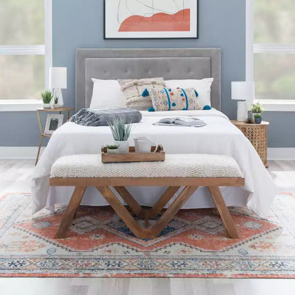 Banc bohème en manguier massif avec assise en tissu texturé crème, pieds marron