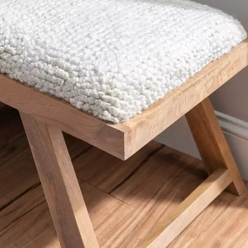 Banc bohème en manguier massif avec assise en tissu texturé crème, pieds marron