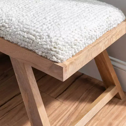 Banc bohème en manguier massif avec assise en tissu texturé crème, pieds marron
