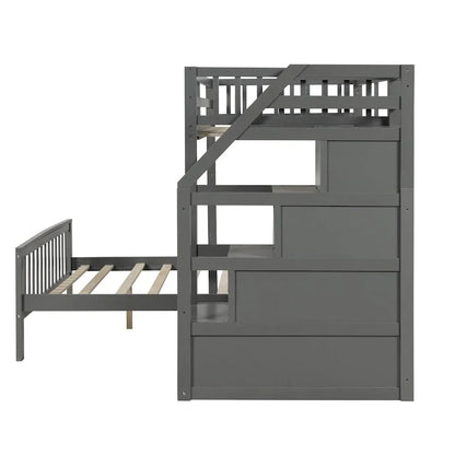 Lit mezzanine double sur lit double en bois avec escalier, balustrades hautes et échelle