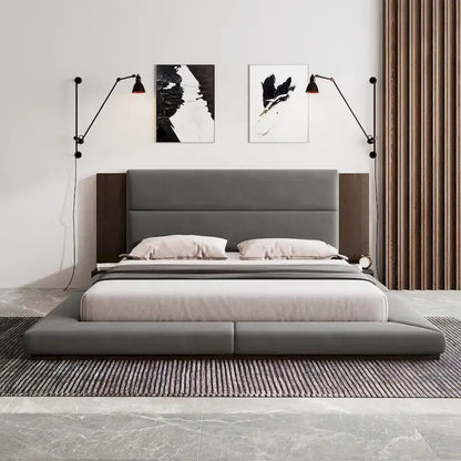 Lit rembourré King Gray Floor à profil bas avec tête de lit en bois étendue, étagères de chevet intégrées