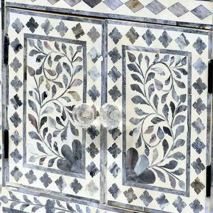 Meuble d'appoint incrusté d'os Firoz de Steve Silver
