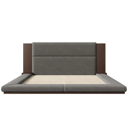 Lit rembourré King Gray Floor à profil bas avec tête de lit en bois étendue, étagères de chevet intégrées